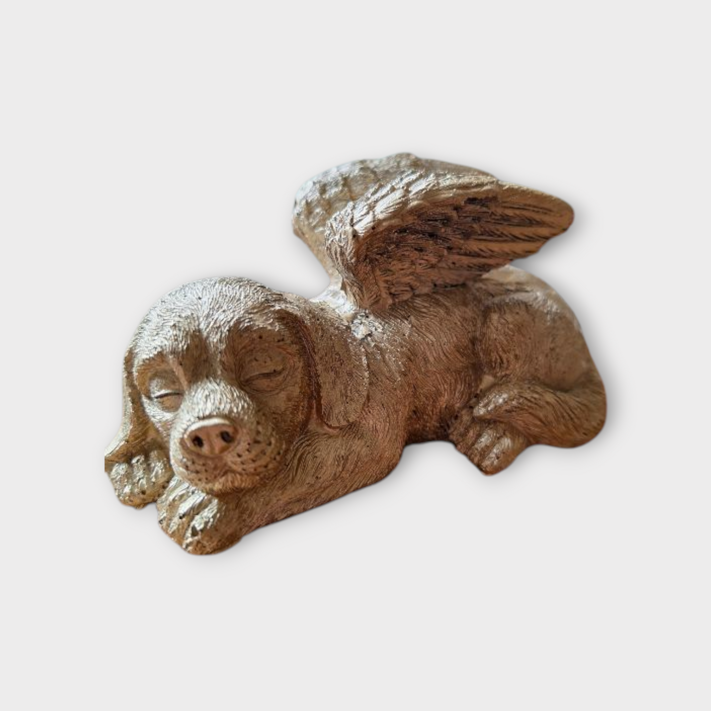 liefdevol beeldje van een hondje met engelenvleugels