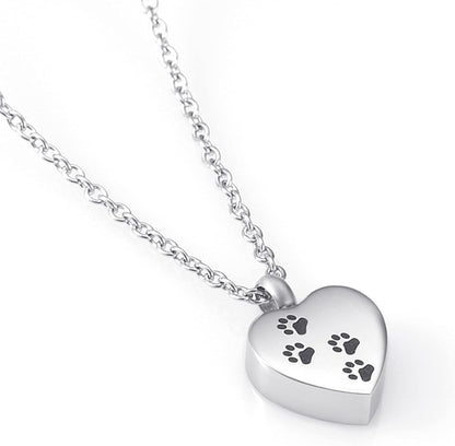 Prachtige hartvormige hanger in het zilverkleur, met 4 zwarte pootafdrukjes.