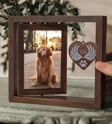 Een prachtige gedenk fotolijst vol met herinneringen. Er is plek voor een mooie foto en er zit een glazen asbuisje bij om wat as of een plukje haar in te bewaren