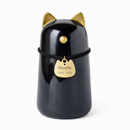 Katten urn 8 x 15 cm  - gemaakt van zwart keramiek, met goudkleurige details en is voorzien van hanger met naam kat