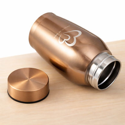 Stijlvolle kleine huisdier urn in goudkleur, minimalistisch ontwerp op lichte achtergrond