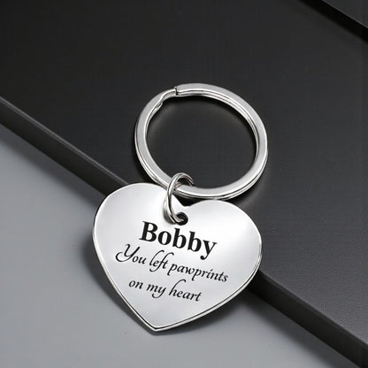 Sleutelhanger met gegraveerde pootafdruk van huisdier in hartvorm, gemaakt van glanzend stainless steel