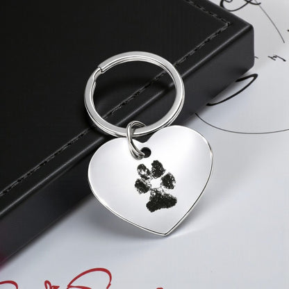 Sleutelhanger met gegraveerde pootafdruk van huisdier in hartvorm, gemaakt van glanzend stainless steel