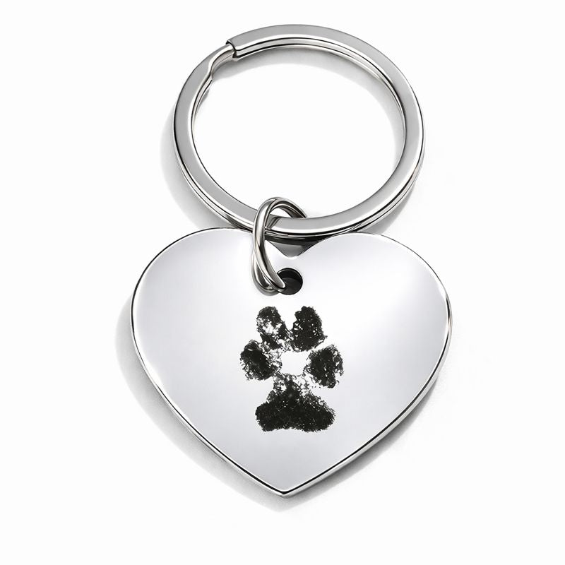 Sleutelhanger met gegraveerde pootafdruk van huisdier in hartvorm, gemaakt van glanzend stainless steel