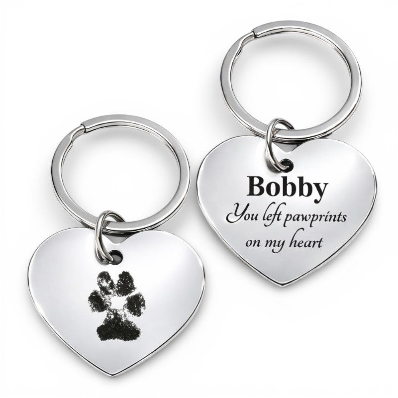 Sleutelhanger met gegraveerde pootafdruk van huisdier in hartvorm, gemaakt van glanzend stainless steel