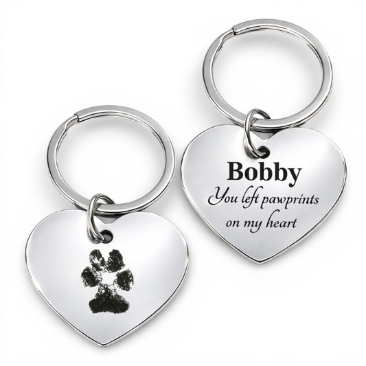 Sleutelhanger met gegraveerde pootafdruk van huisdier in hartvorm, gemaakt van glanzend stainless steel