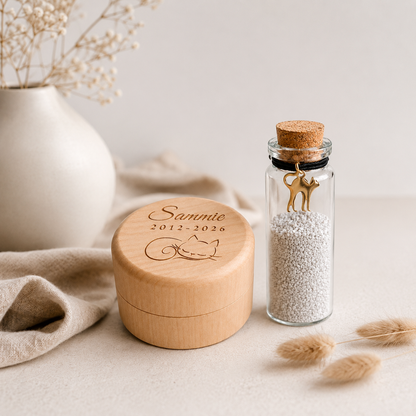Houten herinneringsdoosje met memorial flesje – Kat - Gepersonaliseerd