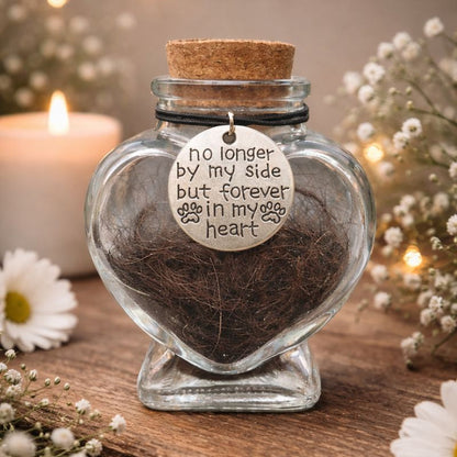 Dit herinneringsflesje biedt ruimte voor een kleine hoeveelheid as, plukje haar of een ander dierbaar aandenken