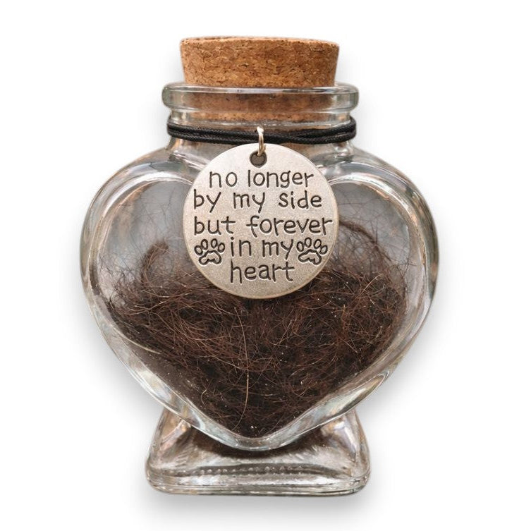 Dit herinneringsflesje biedt ruimte voor een kleine hoeveelheid as, plukje haar of een ander dierbaar aandenken