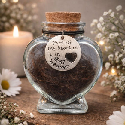 Dit herinneringsflesje biedt ruimte voor een kleine hoeveelheid as, plukje haar of een ander dierbaar aandenken