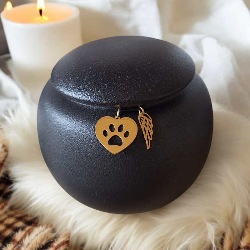 stijlvolle matzwarte urn met 2 gouden hangertjes