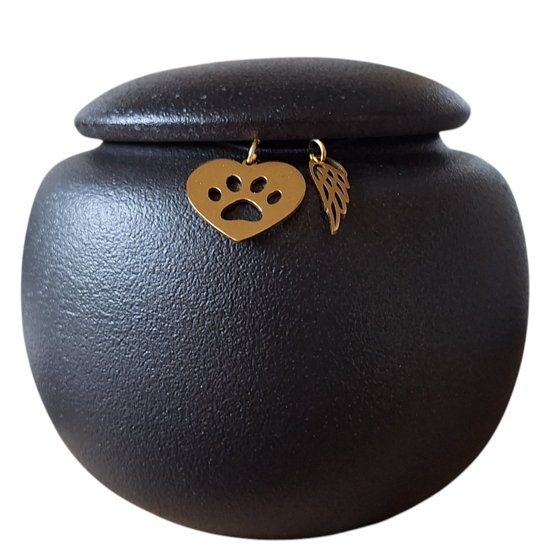 stijlvolle matzwarte urn met 2 gouden hangertjes