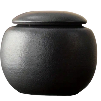 stijlvolle matzwarte urn met 2 gouden hangertjes