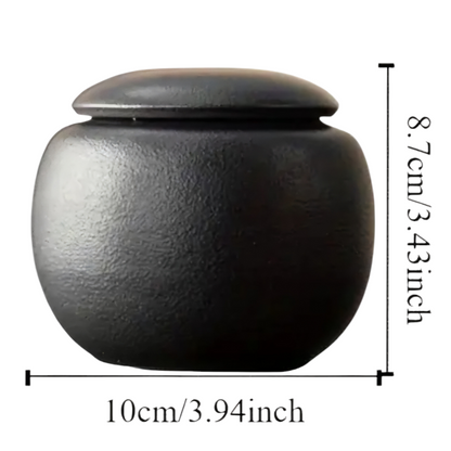 stijlvolle matzwarte urn met 2 gouden hangertjes