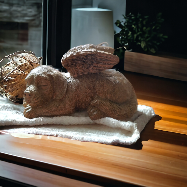 Beeld slapend hondje met engelen vleugels