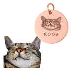 De laatste aai gedenkhanger van RVS in roségoud met een gegraveerde kattenkop en de naam Roos als tastbare herinnering.