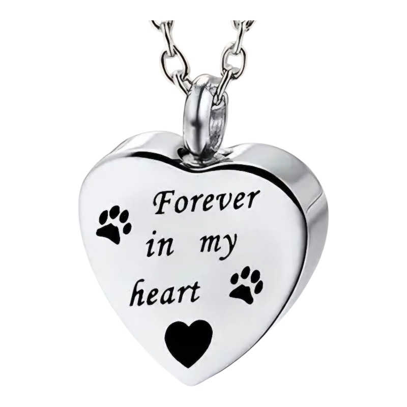 Zilverkleurige as hanger in de vorm van een hartje, met pootafdrukjes&nbsp; en de tekst: "Forever in my heart"