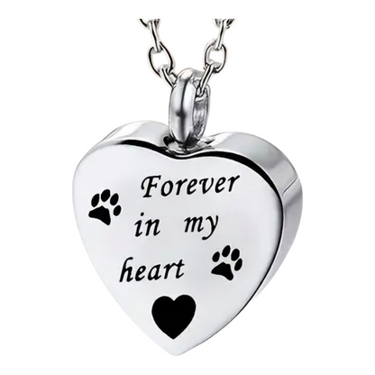 Zilverkleurige as hanger in de vorm van een hartje, met pootafdrukjes&nbsp; en de tekst: "Forever in my heart"