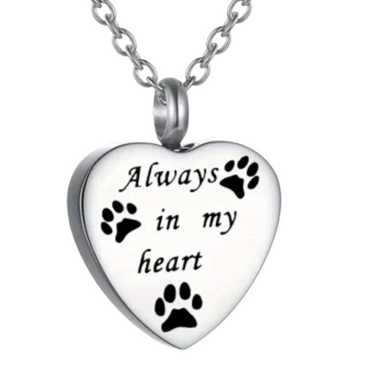 Stijlvolle hartvormige hanger in het zilverkleur, met pootafdrukjes en de tekst: "Always in my heart"