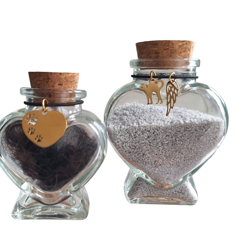 Met deze memorial flesjes kun je op een liefdevolle manier een tastbare herinnering bewaren aan jouw geliefde kat. Eén flesje voor een plukje haar, het andere voor een beetje as.