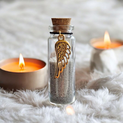 Bewaar as, haar of snorharen van je huisdier in een stijlvol memorial flesje met een goudkleurige engelenvleugel hanger.