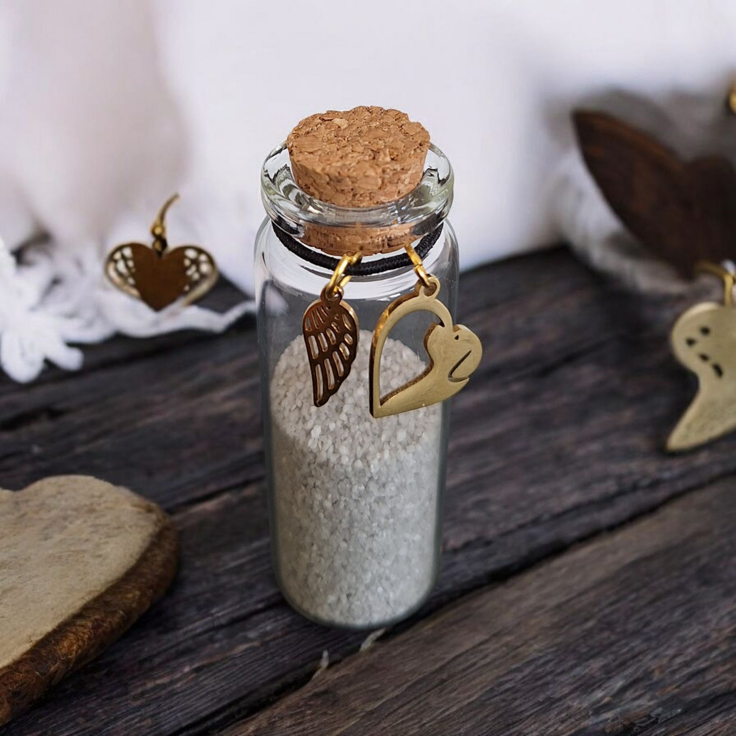 Klein flesje als mini urn voor hond 
