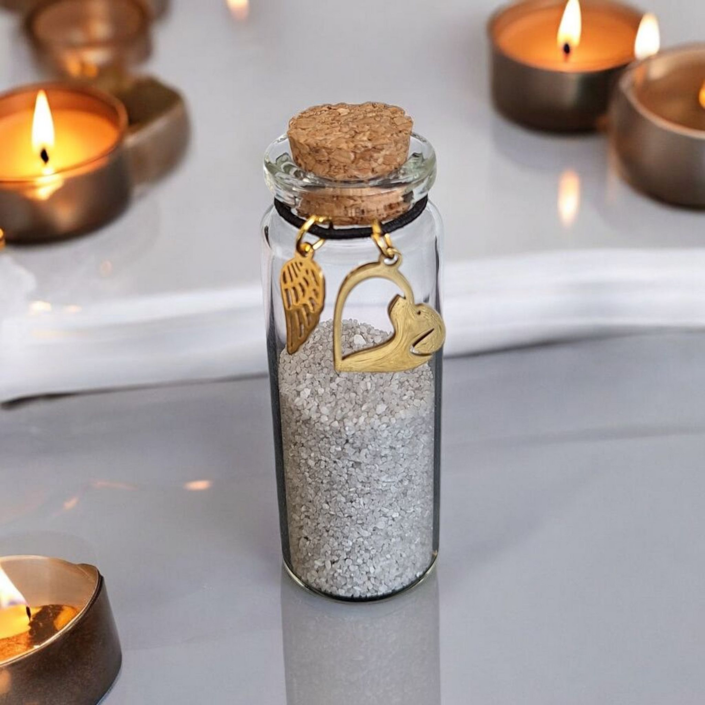 Klein flesje als mini urn voor hond 

