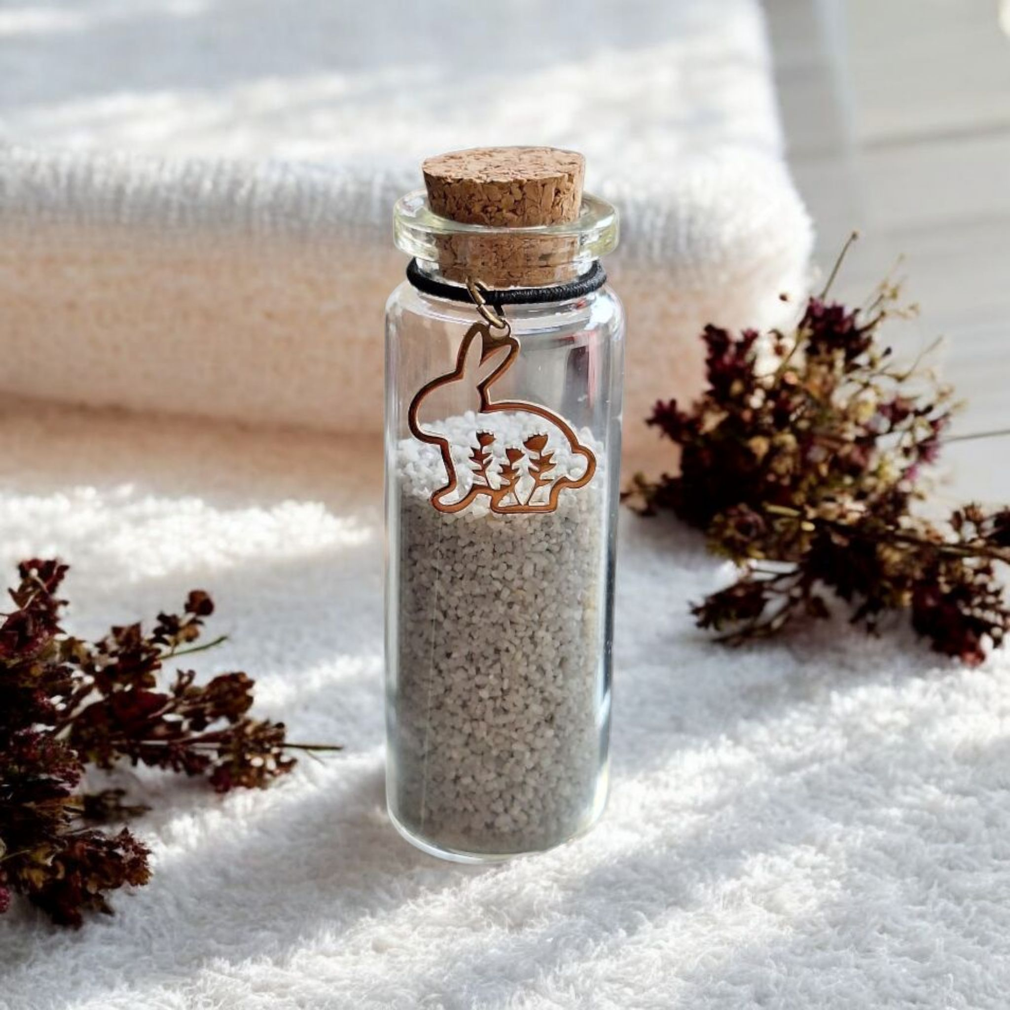 Bewaar een plukje vacht, as of snorhaar van je konijn in een mooi memorial flesje