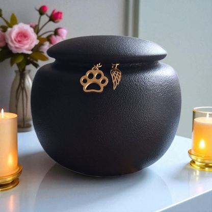 stijlvolle matzwarte urn met 2 gouden hangertjes