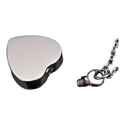 Stijlvolle hartvormige hanger in het zilverkleur, met pootafdrukjes en de tekst: "Always in my heart"