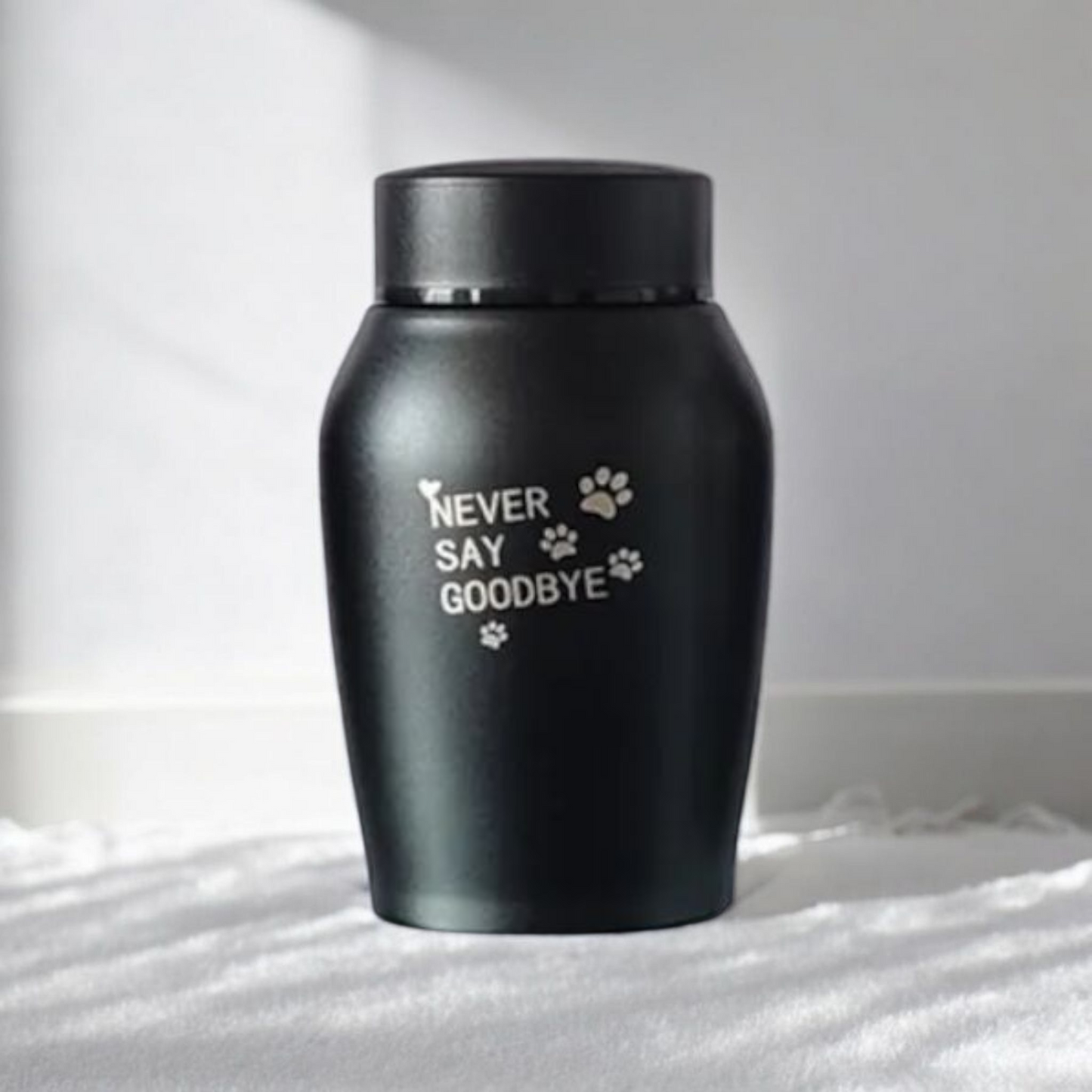 Roestvrijstalen zwarte urn voor huisdieren: strak, modern en onderhoudsvrij. 