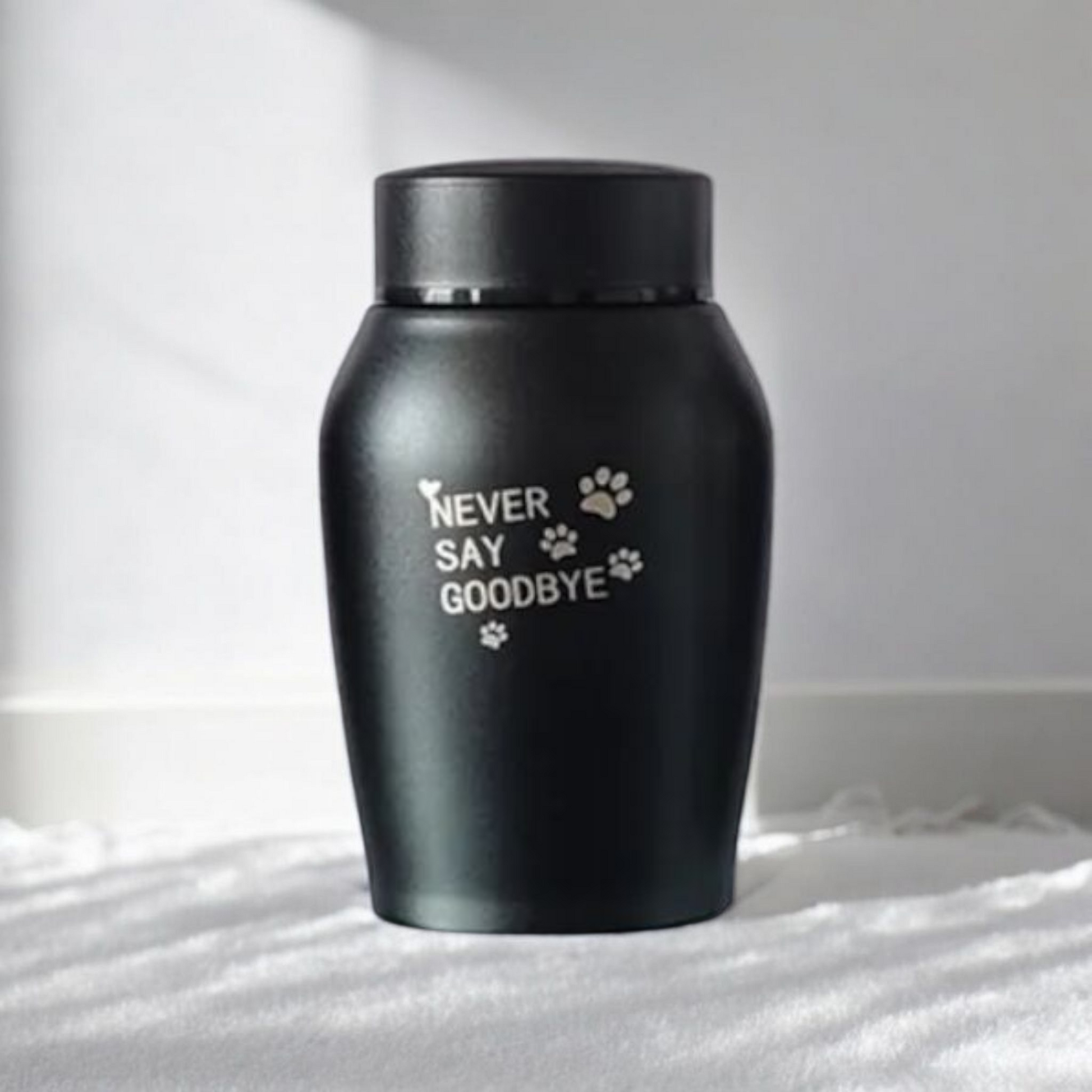 Roestvrijstalen zwarte urn voor huisdieren: strak, modern en onderhoudsvrij. 