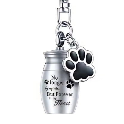 sleutelhanger met mini urn met tekst "No longer by my side, but forever in my heart"